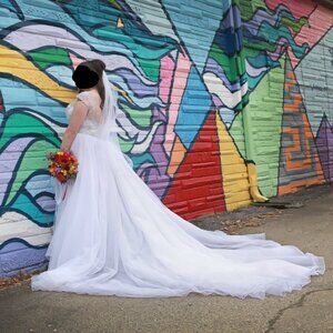 Jasmine Collection Wedding Dress & Veil {Size n14 around 12} {Used once}